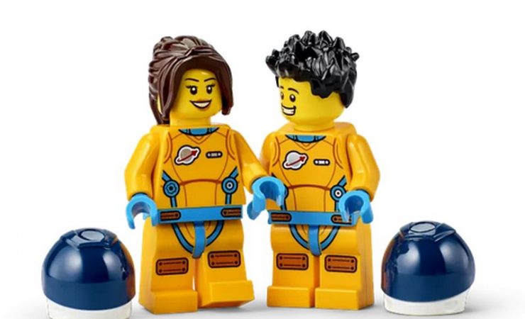 Lego-salje-svoje-mini-astronaute-u-svemir-u-sklopu-misije-artemis-1