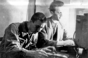 Foto: Đorđe Lukić - Cigo i Tahir Kulenović u Radio Sarajevu maja 1945. godine