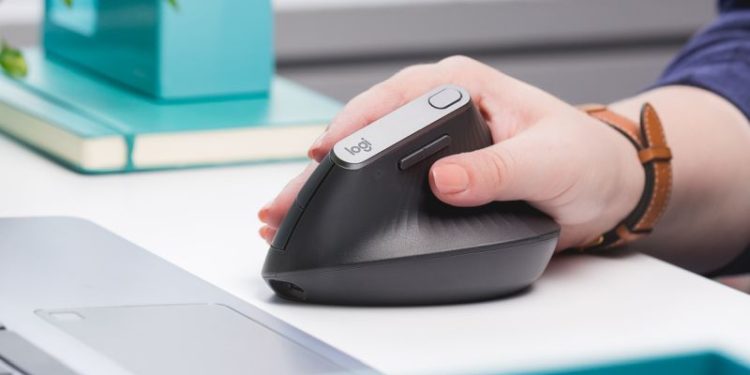 koristenje-vertikalnog-misa-dugorocno-moze-prevenirati-bol-u-rucnom-zglobu.-koje-su-njegove-prednosti?